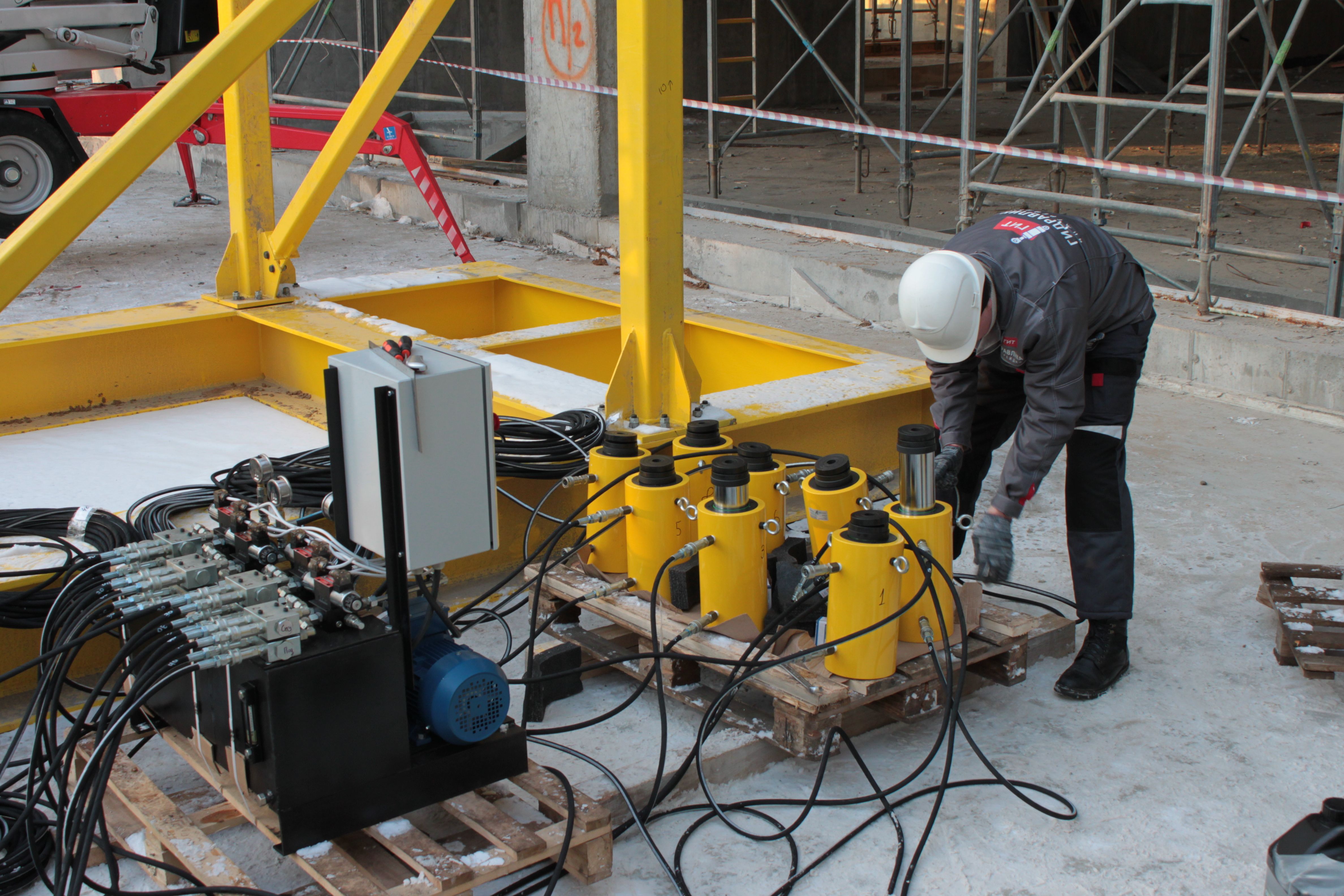 Система синхронного подъема стропильных ферм