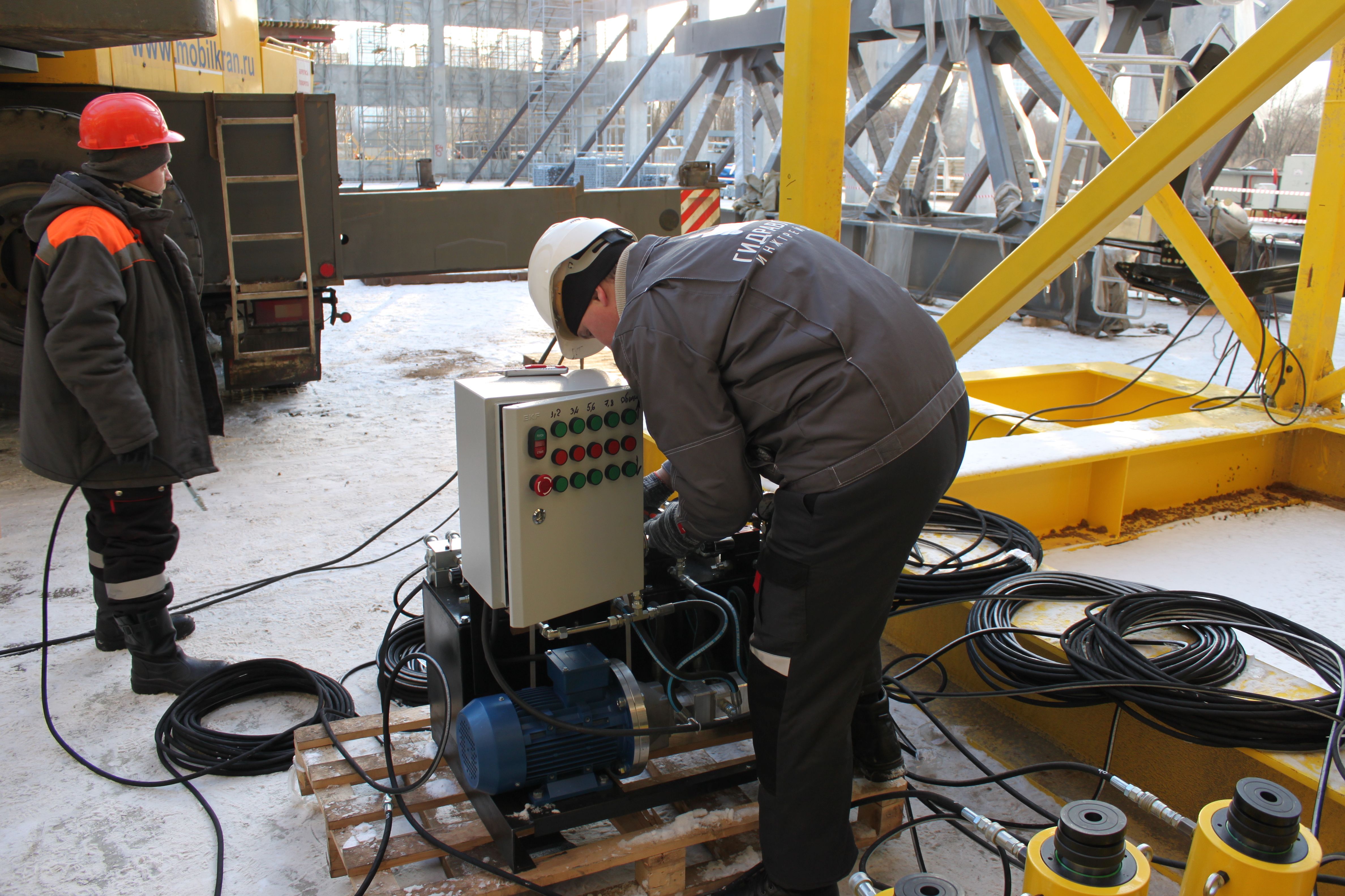 Синхронная работа домкратов при подъеме конструкции